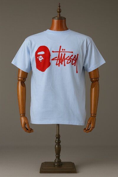 T-shirt bleu avec imprimé rouge