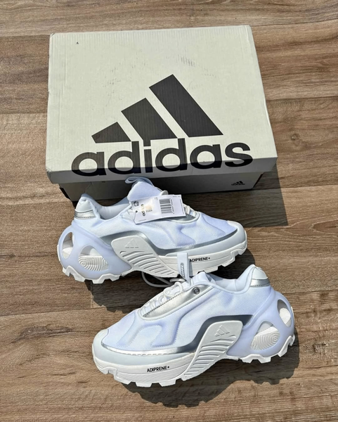 Baskets noires Adidas modernes