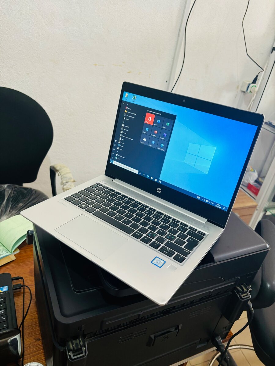 HP 430 i3 8g 256ssd