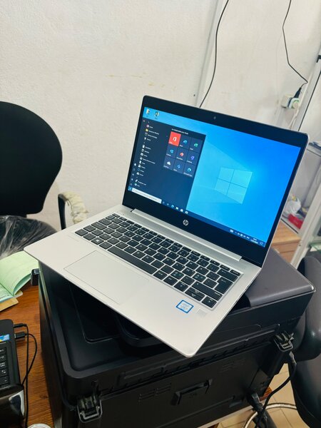 HP 430 i3 8g 256ssd