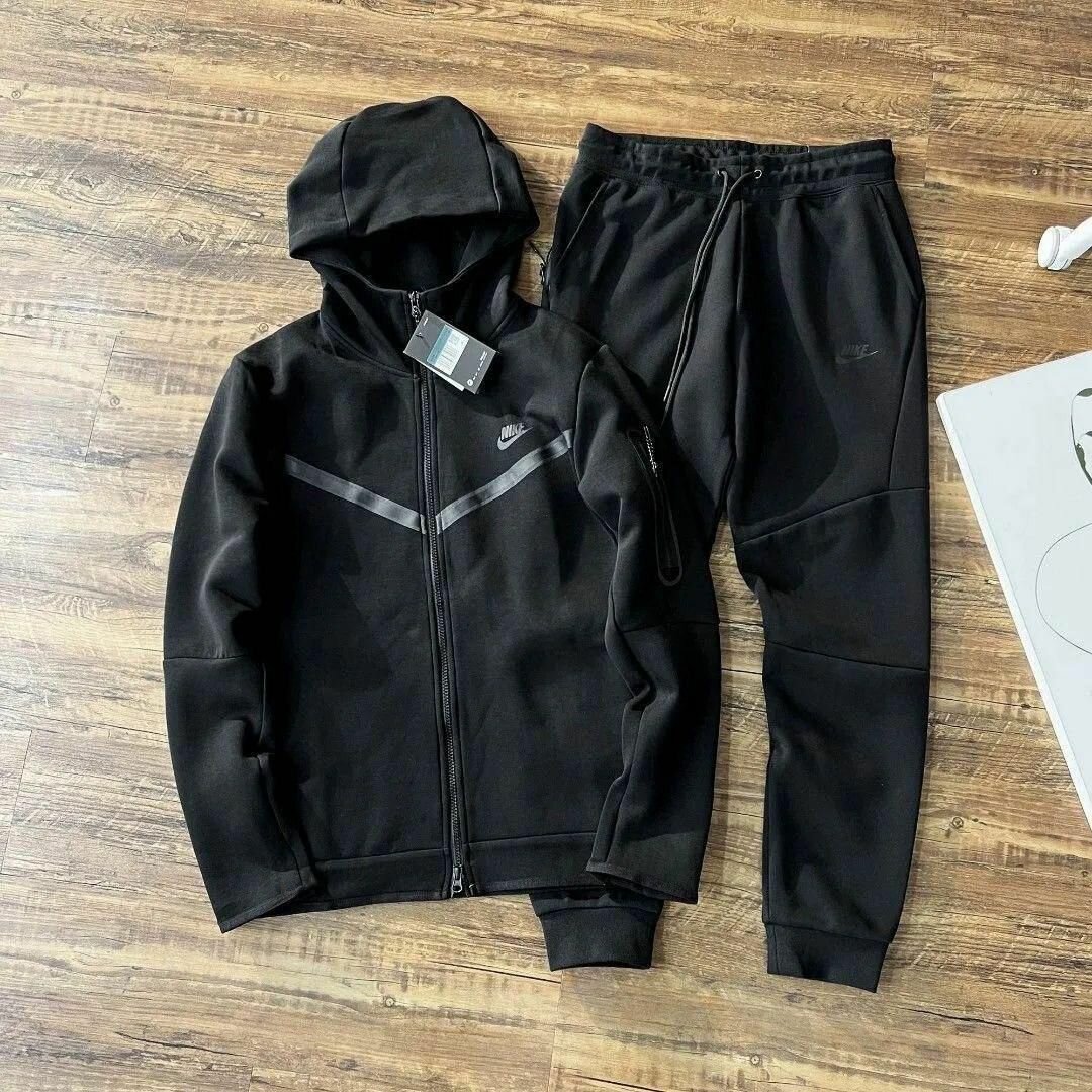 survêtement noir Nike. Tech