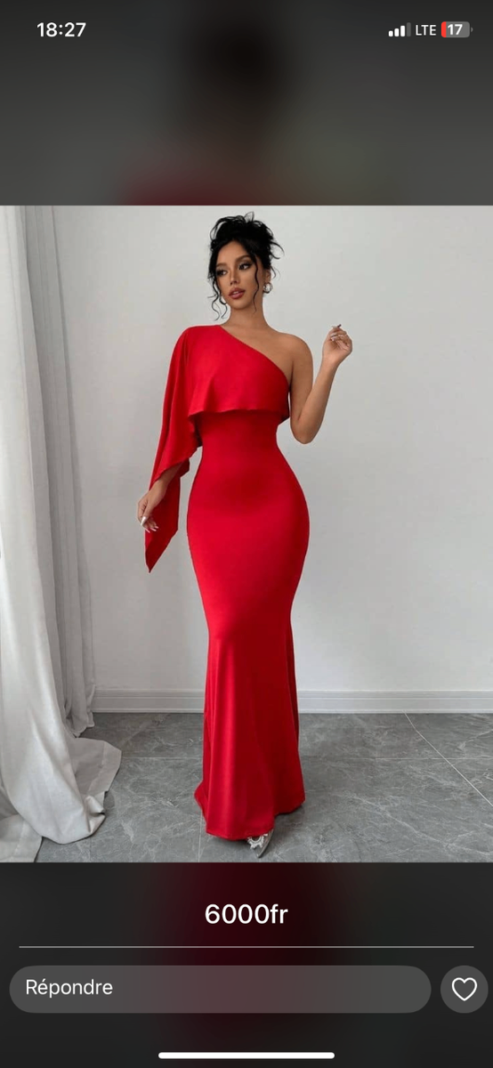 Robe rouge asymétrique