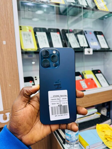 iPhone 15 Pro Max 256Go Casi