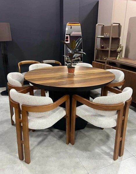 Table ronde avec chaises élégantes