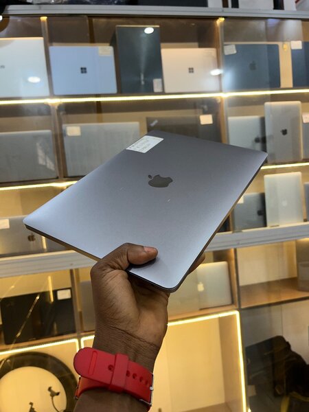 MACBOOK PRO