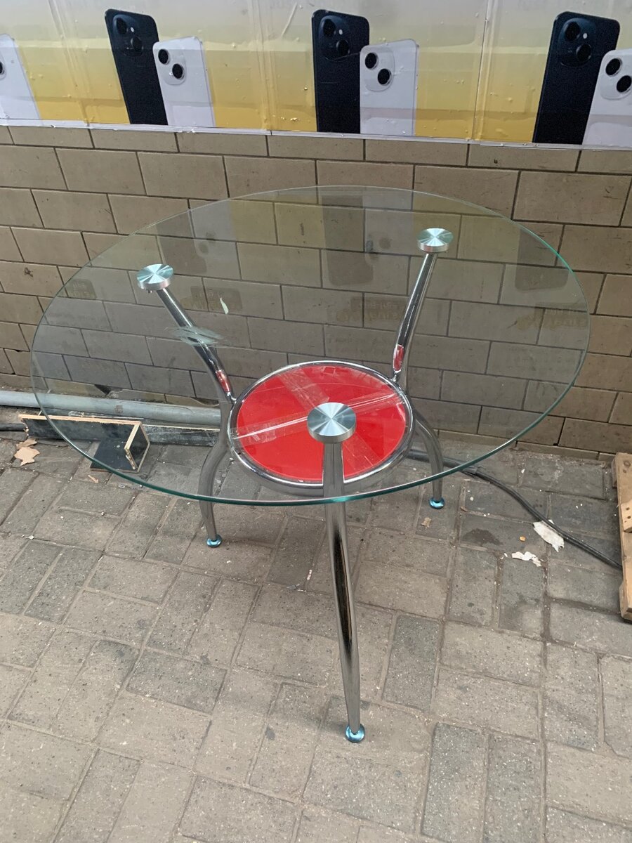 Round dinner table