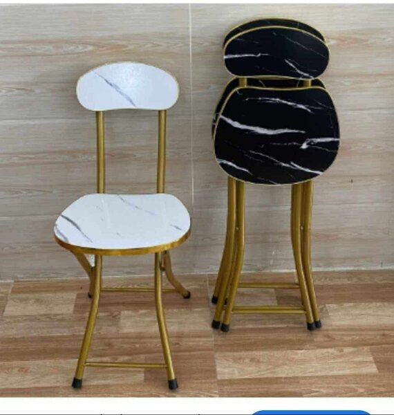 Chaise pliante en métal marbre