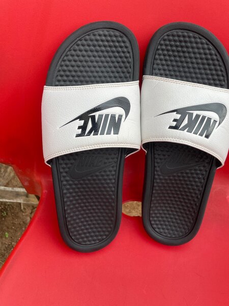 NIKE
