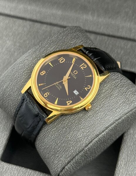 Montre oméga en cuir  homme