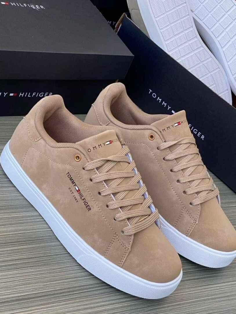 TOMMY HIGHFIGER SNEAKERS.