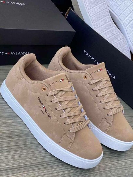 TOMMY HIGHFIGER SNEAKERS.