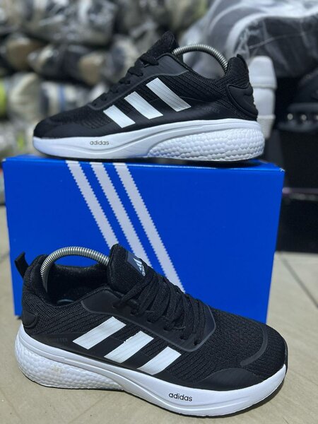 Chaussure de sport Adidas