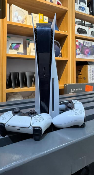 PS5 + 2 controllers