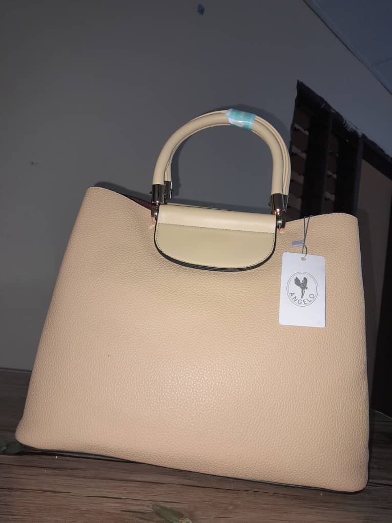 Sac à main élégant beige