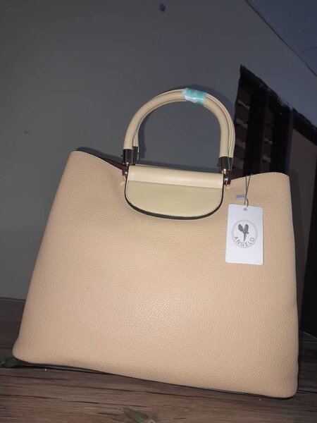 Sac à main élégant beige