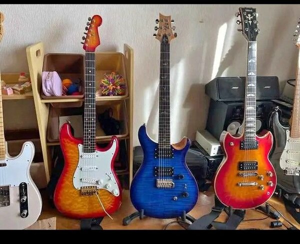 Guitare électrique bleue