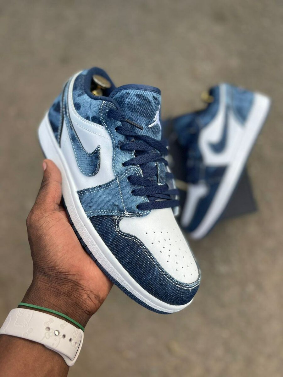 NIKE JORDAN