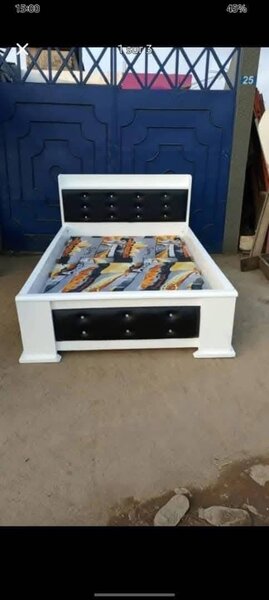 Lit en bois élégant avec tête rembourrée