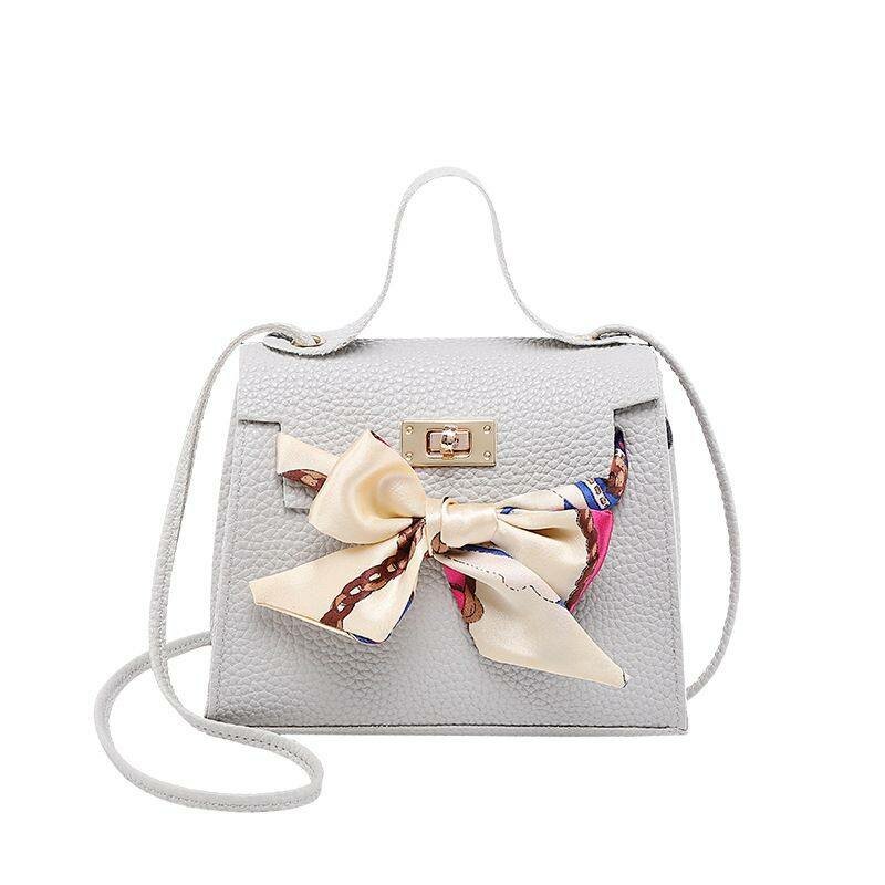Sac à main gris avec foulard