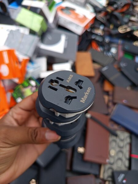 Adaptateur universel voyage