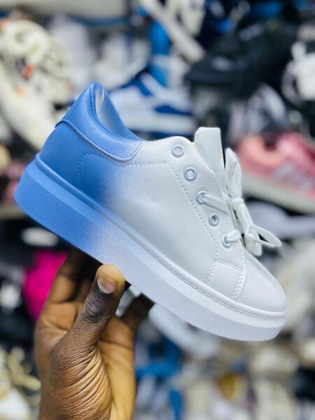 Baskets blanches et bleues tendance