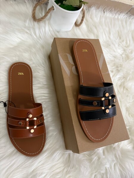 Sandales plates en cuir Zara