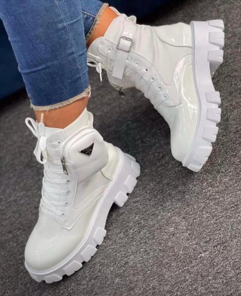 Ladies sneakers