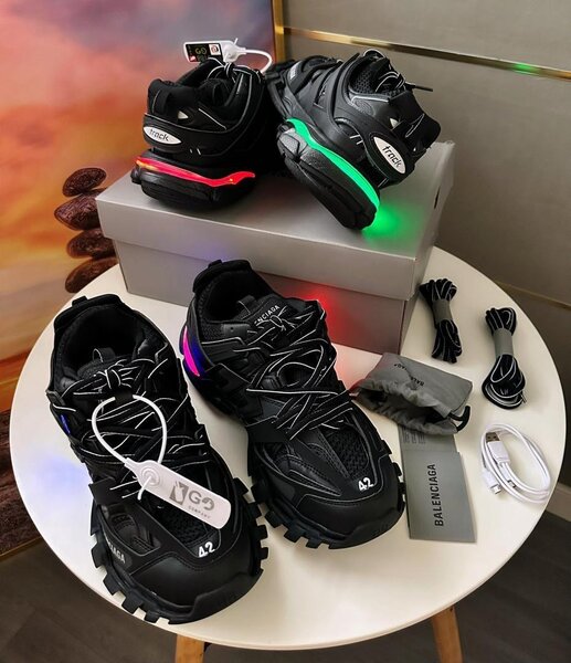 BALENCIAGA