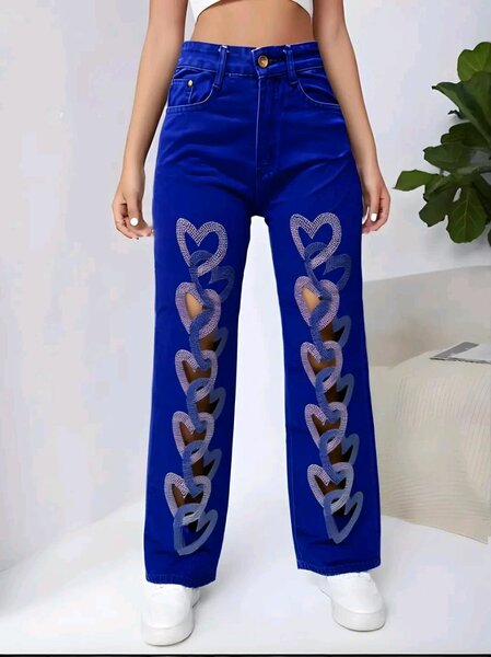 Jeans bleus avec motifs cœurs