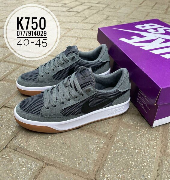 NIKE SNEAKERS