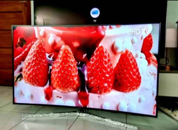 Téléviseur UHD incurvé