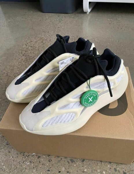 YEEZY BOOST 700 v3