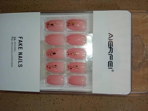Ensemble de faux ongles,, de 12 ongles, une tige ,une lime et colle integrée
