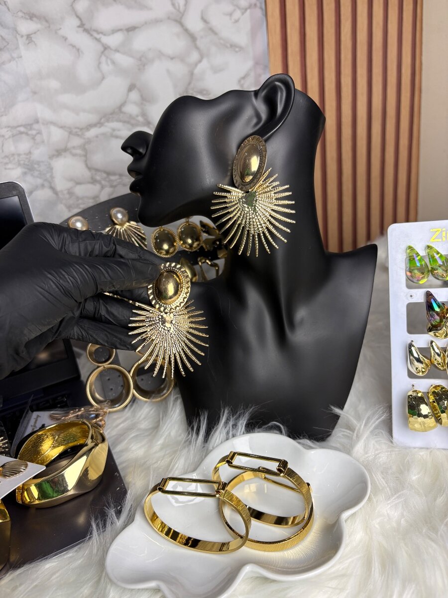 Boucles d'oreilles dorées modernes