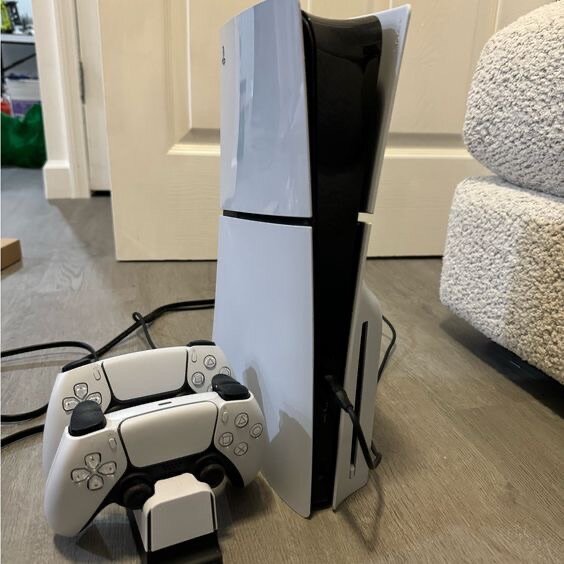 PS 5  black and white size:os