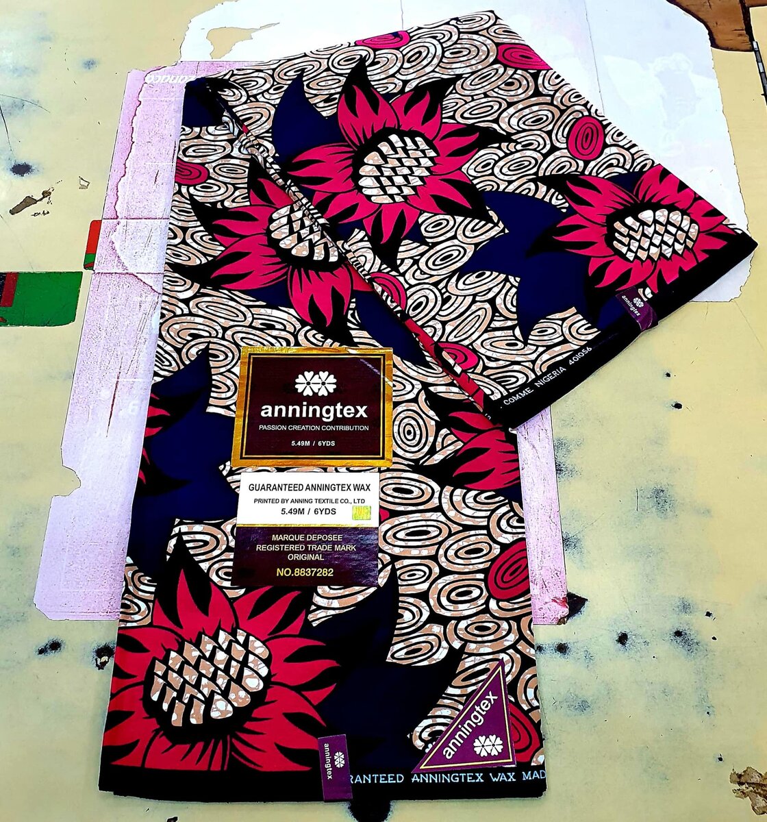 Tissu gris rouge
