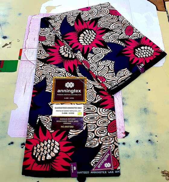 Tissu gris rouge