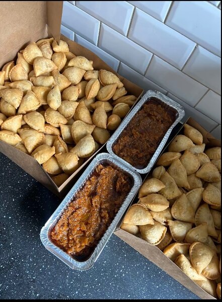 Mini Pâtisseries et Sauce Épicée