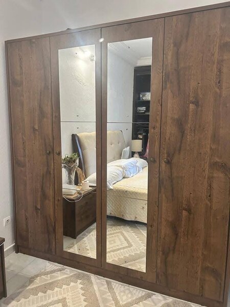 Armoire en bois avec miroirs