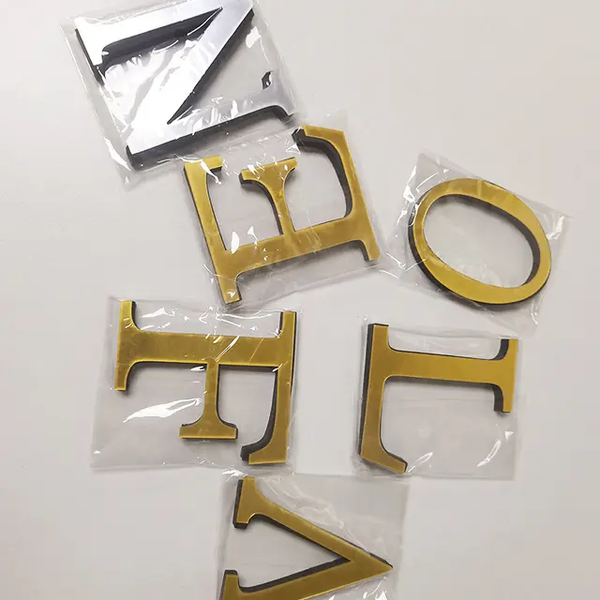 Les lettres, chiffres, et autres motifs décoratifs