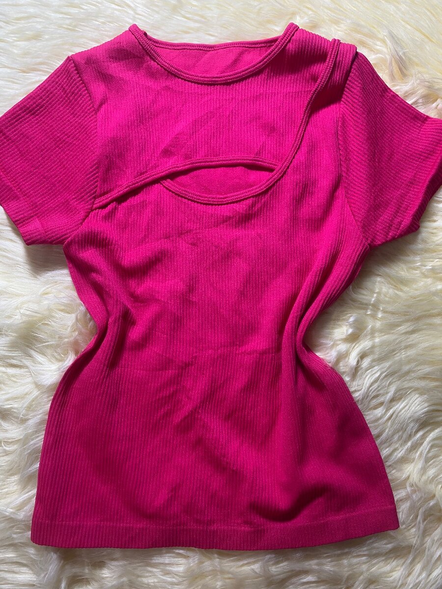 T-shirt rose avec découpe tendance