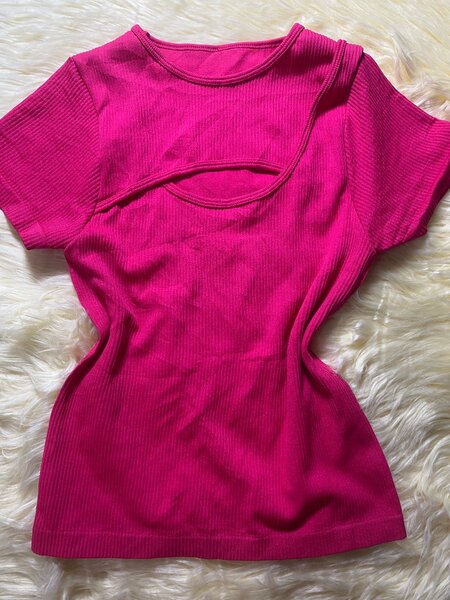 T-shirt rose avec découpe tendance