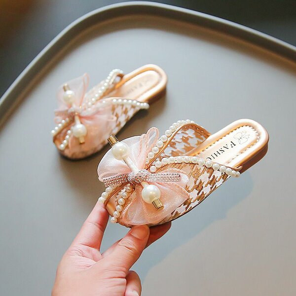 Girl's slippers