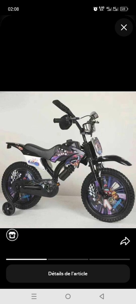 Vélo enfant rouge avec stabilisateurs