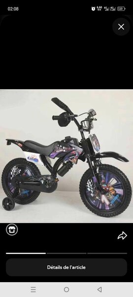Vélo enfant rouge avec stabilisateurs