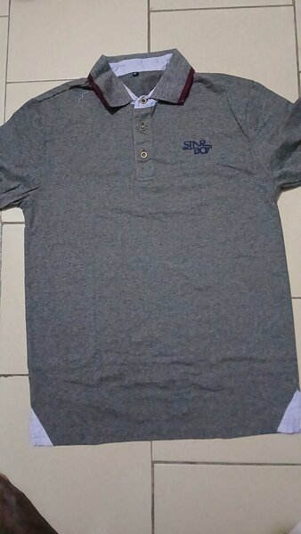 Un polo manches courtes