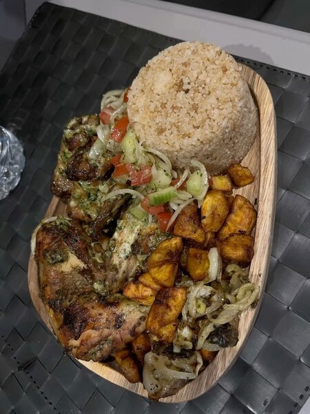 Poulet braisé+ Attiéké+ Alloco