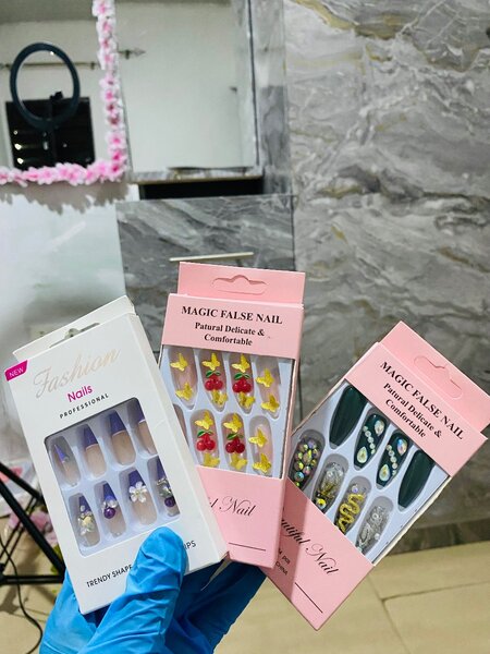 Press on nails