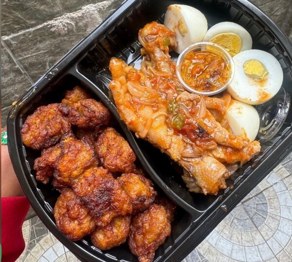 Alloco patte de poulet et oeuf