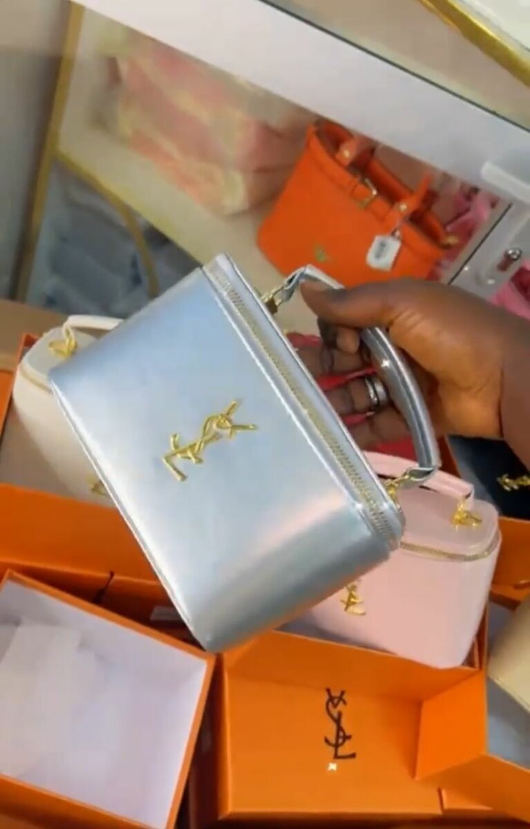 Sac à main élégant argenté